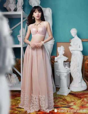 柳巖時(shí)尚演繹內(nèi)衣風(fēng)采，多色蕾絲盡顯優(yōu)雅與性感